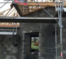 Avanc&eacute;e au dessus de la porte d'entr&eacute;e