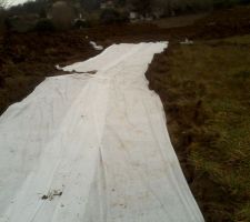 - Non non !!,  on ne sèche pas les draps par terre, c est le voile géotextile avant la mise en place des graviers ...