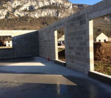 Les rebords des fenêtres et pas de portes sont posés, La maçonnerie est finie !