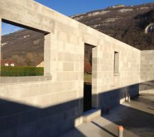 Les rebords des fen&ecirc;tres et pas de portes sont pos&eacute;s, La ma&ccedil;onnerie est finie !