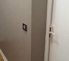 Peinture du couloir.

Couleur des murs : Gr&egrave;ge
Marque : Colours

Couleurs des portes : Blanc satin&eacute;
Marque : Dulux Valentine
