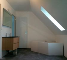 Salle de bain presque finie, la baignoire est posée mais pas branchée.