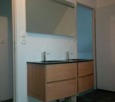 Salle de bain presque finie, la baignoire est posée mais pas branchée.