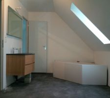 Salle de bain presque finie, la baignoire est posée mais pas branchée.