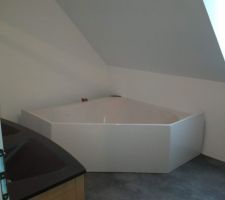 Salle de bain presque finie, la baignoire est posée mais pas branchée.