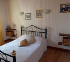 Chambres d'amis 1 "avant" avec les lambris sur les murs