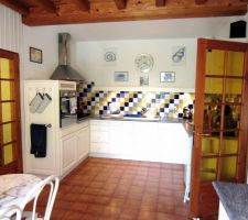 Cuisine "avant". A gauche l'atelier, à droite l'entrée