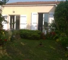 Fa&ccedil;ade gauche de la maison correspondant &agrave; l'atelier &agrave; gauche et la cuisine &agrave; droite