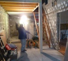 Atelier en cours de réfection. Construction de la mezzanine