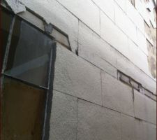 Façade extérieure : aucune isolation à part ces plaques de polystyrène collées depuis a peu près 10ans et qui tombent en lambeaux..