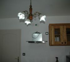 Mise en place de la hotte de la cuisine.
Pas de soucis pour l'installation au mur.
Néanmoins, mauvais calcul lors de l'implantation de la prise pour son alimentation électrique.
Déplacement de la prise et reprise de peinture avant installation du carter enjoliveur