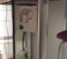 Branchement de l'aspirateur de table sous l'il&ocirc;t