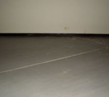 "joint" fixé sous la porte entre le cellier et le garage car il y avait 1 jour de 5mm