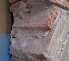 Certaines briques des pilier sont trops abimées ,il faut les tronçonner et remplacer quelques morceaux