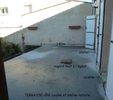 Terrasse devant la maison en béton