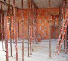 Voici les poutrelles en b&eacute;ton de l'&eacute;tage que l'on a &eacute;tay&eacute;...