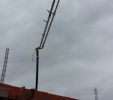 La pompe qui d&eacute;verse le b&eacute;ton sur la dalle du demi &eacute;tage et du garage toit terasse