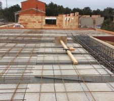 Photo du chev&ecirc;tre pour la tr&eacute;mie d'escalier et les poutrelles en b&eacute;ton recouvertes du treillis