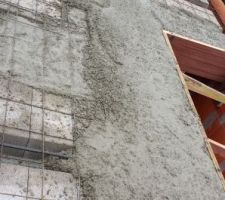 Chev&ecirc;tre de la tr&eacute;mie d'escalier recouverte de b&eacute;ton