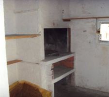 [Etat des lieux : AVANT]

La  "cheminée/BBQ" de la "cabane au fond du jardin"