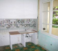 [Etat des lieux : AVANT]

La cuisine.
Tout a été retiré, la fenêtre est maintenant une porte-fenêtre