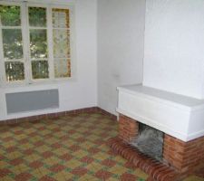 [Etat des lieux : AVANT]

La salle à manger.
La fenêtre a été remplacée par une fenêtre en PVC avec volet roulant. J'ai conservé le carrelage (en ciment)