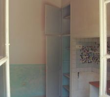 [Etat des lieux : AVANT]

La cuisine.

2015 : Tous les meubles et murs ont été retiré. Le sol est maintenant en carrelage blanc, celui de la photo étant irrécupérable