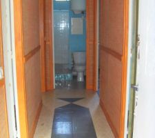 [Etat des lieux : AVANT]

Le couloir au bonbon (PVC)... 
1ère porte à droite = cuisine
Pporte du fond à droite = Chambre n°1
1ère porte à gauche = salle à manger avec cheminée
2ème porte du fond à gauche = Chambre n°2
En face... SDB/WC

2015 : Ce couloir n'existe plus. Le mur de droite n'existe plus.La chambre a été transformée en salon ouvert sur la cuisine.
La 1ère ouverture a gauche a été agrandie à 1m80. La porte du fond à gauche n'existe plus : l'entrée de la chambre a été changée!
La SDB a été agrandie (en récupérant de l'espace sur ce fameux "couloir).