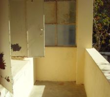 [Etat des lieux : AVANT]

La terrasse.

2015 : la fenêtre a été transformée en porte-fenêtre. L'idée étant, à termes, de modifier cette terrasse en petite véranda.