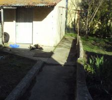 [Etat des lieux : AVANT]

Le jardin (derrière) avec la "cabane au fond du jardin" de 11m² incluant une cheminée/BBQ