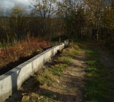 Mur en blocs à bancher avec ferraillage et ciment en prévision du passage du chasse neige les hivers...