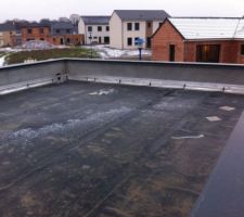 21/01/2014 : le toit terrasse accessible qui attend ses dalles sur plots...