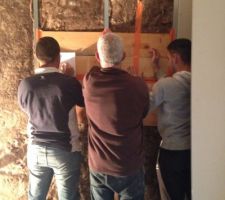 Mon papa et mon beauf sont descendu dans le sud nous aider une journée :-) trop happy , on met des planches dans le placo pour accrocher la télé au mur ( on en a mis partout ou on va accrocher en meuble suspendu )