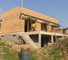 Voici une photo de la maison prise l'année passée, au mois d'avril.
Les traveaux ont commencé l'année précédente, en juin. (2008)

c'est la vue arrière de la maiosn, on commence à monter les murs de l'étage.