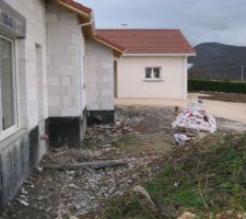 Détritus de toute sorte. Terrassement, remblaiement et nivellement rendus impossibles tant que le chantier ne sera pas nettoyé...