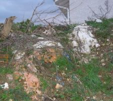 Détritus de toute sorte. Terrassement, remblaiement et nivellement rendus impossibles tant que le chantier ne sera pas nettoyé...