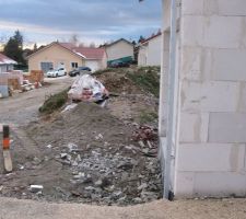 Détritus de toute sorte. Terrassement, remblaiement et nivellement rendus impossibles tant que le chantier ne sera pas nettoyé...