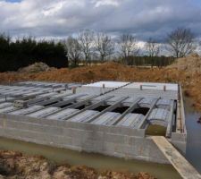 Installation des hourdis polystyr&egrave;nes. On distingues les &eacute;vacuations des sanitaires.