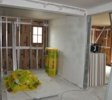 Pose des rails, les murs en parpaings sont enduits de pl&acirc;tres.