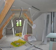 Certains cloisons sont d&eacute;j&agrave; bien avanc&eacute;es &agrave; l'&eacute;tage.