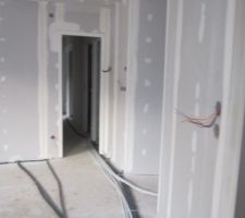 Le jointeur à commencer les bandes il travaille vraiment très bien nous sommes vraiment très satisfait des travaux effectué par le plaquiste et le jointeur à recommandé.