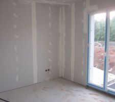 Le jointeur à commencer les bandes il travaille vraiment très bien nous sommes vraiment très satisfait des travaux effectué par le plaquiste et le jointeur à recommandé.
