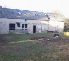 Rejoindre les deux fen&ecirc;tres pour cr&eacute;er une baie vitr&eacute;e.
Enlever l'enduit et d&eacute;jointer tout le tour de la maison.
Conduit chemin&eacute;e enlev&eacute;