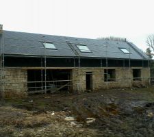 D&eacute;but du bardage sur la r&eacute;hausse parpaing
Les ardoises sont pos&eacute;es avec toutes les sorties ainsi que les goutti&egrave;res