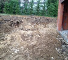 Mise à niveau de la terre et future terrasse creusée