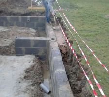 Monsieur en plein travail de remblaiement du coté droit du voisin!!!