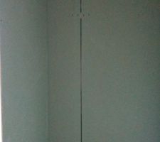 Jour de 1 cm entre plaque salle de bain.