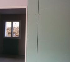 Jour de 1 cm entre plaque salle à manger devant chambre 2