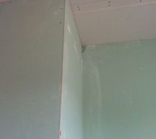 Placo défoncé dans l'angle en haut à gauche chambre 3