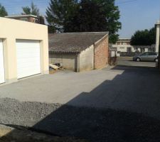 Enfin un accès en cailloux, plus de boue !!!